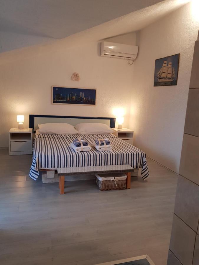 Apartmani Mlaja トゥルパニ エクステリア 写真